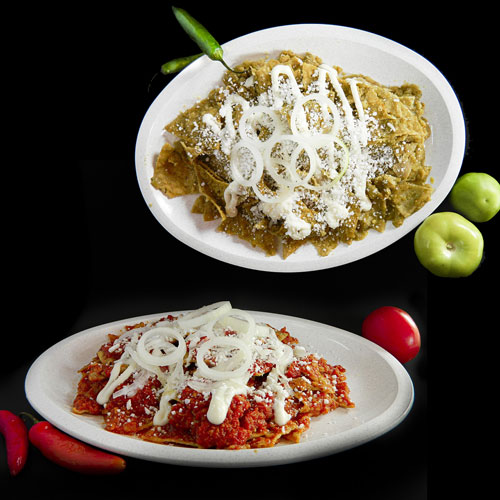 Chilaquiles mexicanos en salsa roja y salsa verde