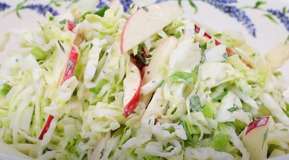 Deliciosa receta fresca y saludable sobre ensalada de col y manzana